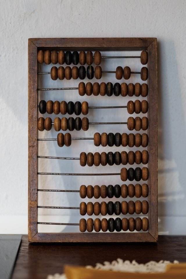 Traditioneller Abakus aus Holz mit braunen Perlen