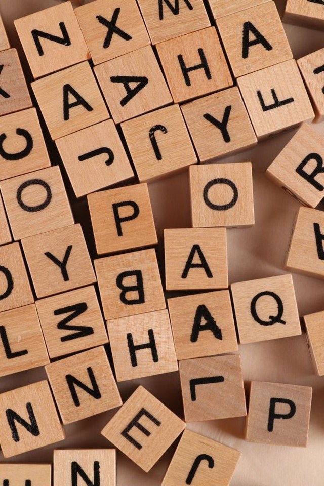 Verstreute Holzwürfel mit Buchstaben, einige stehen auf dem Kopf oder seitwärts